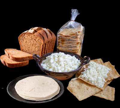 Fotografía de panes y tortillas, maíz pozolero, tostadas