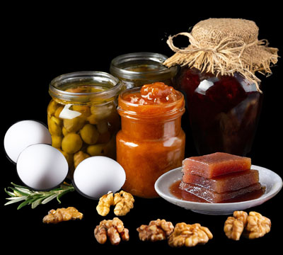 Fotografía de frascos de mermelada, salsa, ate, nuez en mitad